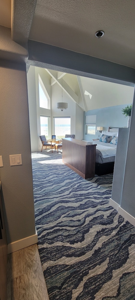 Oceanfront Suite 1 King & 1 Queen w/ Soaking Tub- Not Pet Friendly photo 2
