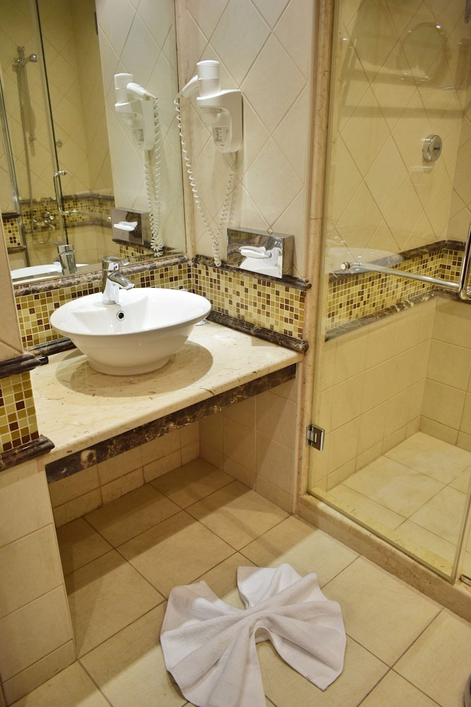 Superior Twin Room with Sea View thumbnail 5