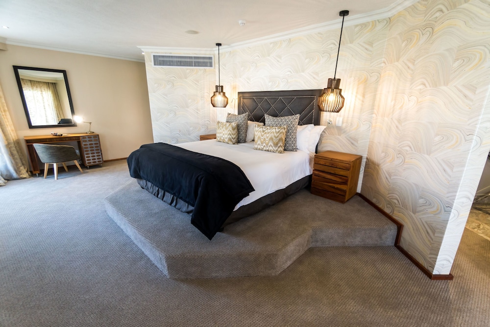 Luxury King Suite photo 3