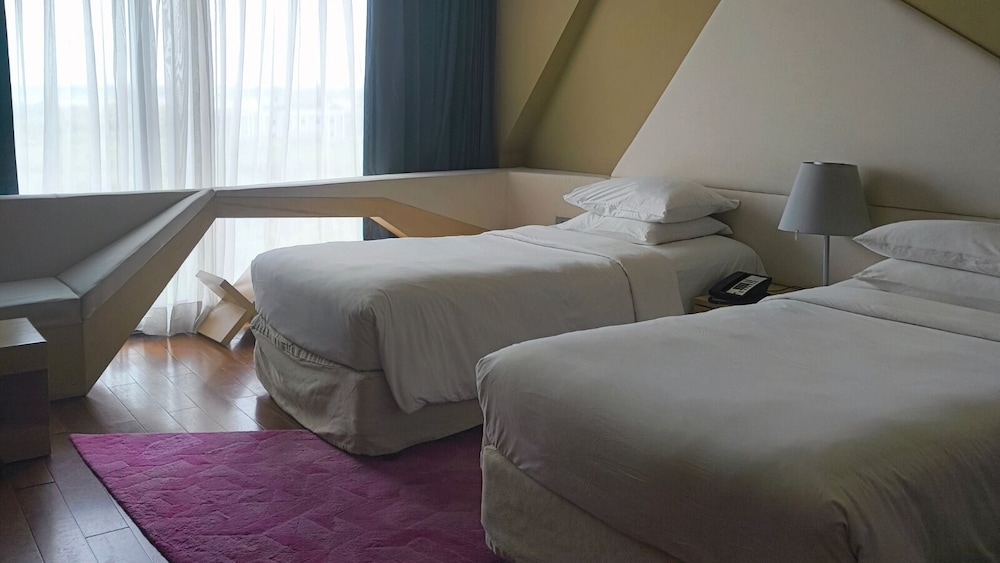 Superior Room, 2 Twin Beds (Airport View)