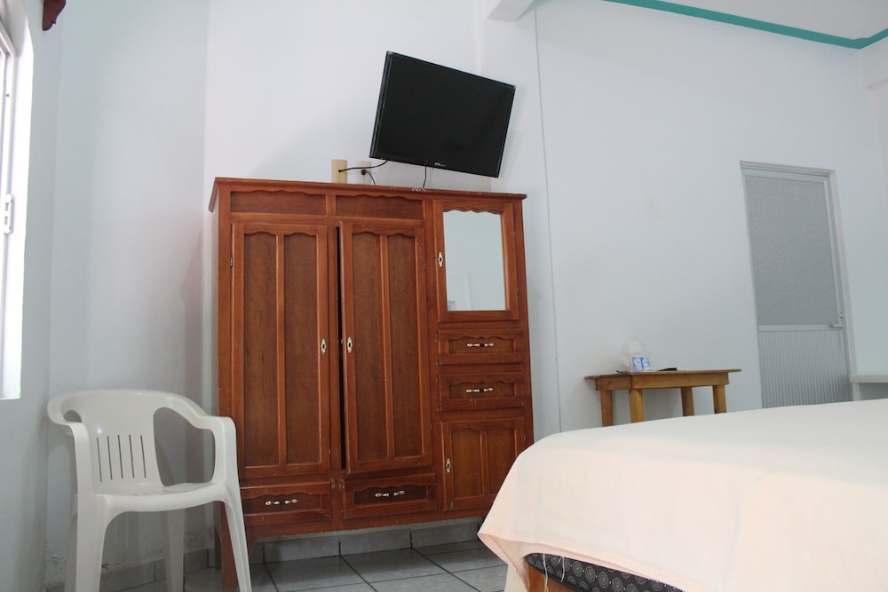 Basic Twin Room - Photo 26