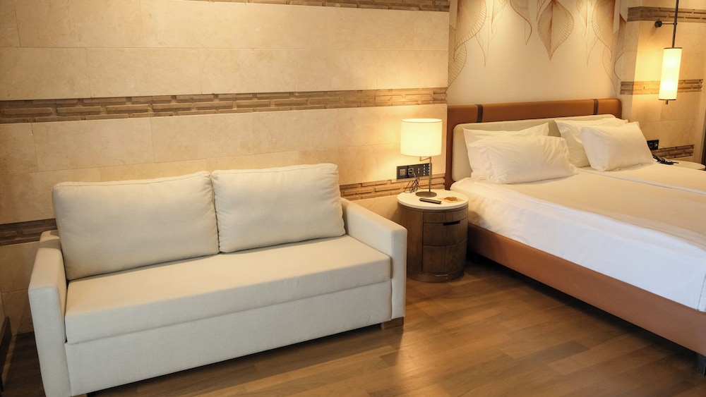 Suite, 1 King Bed, Sea View photo 3