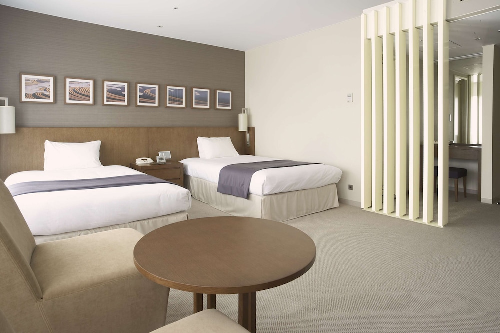 Plaza Deluxe Twin Room, Non Smoking (Main Tower) - Photo 3