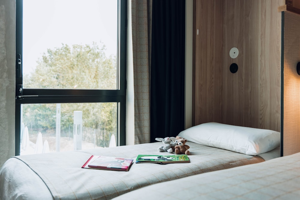 POP Room with One Double Bed and One Single Bed - Photo 5
