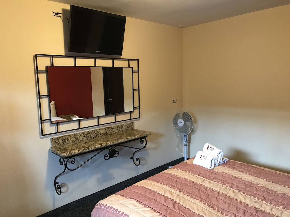 Classic Room, 1 Queen Bed photo 3