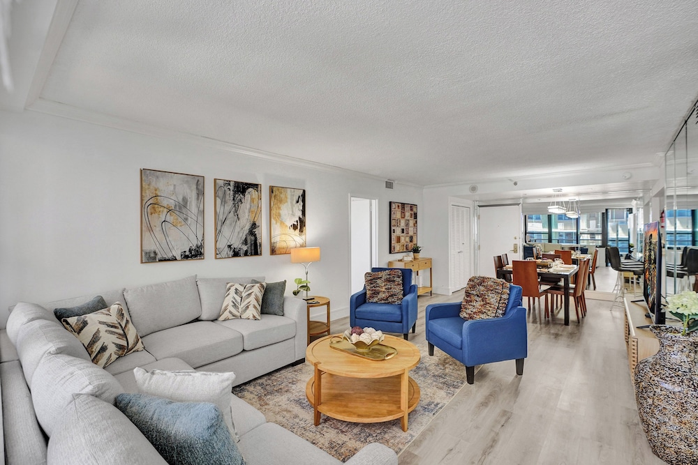 Classic Resort Amenities Condo Steps from the Beach with Gym & Pool 1208