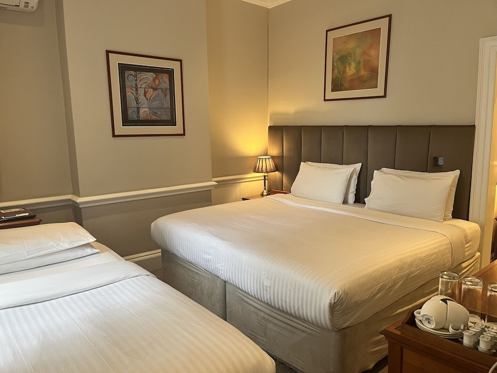 Triple Room, Ensuite photo 1