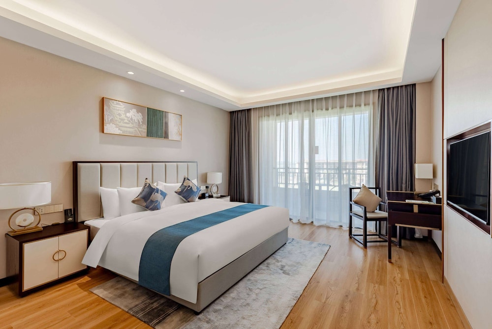 Deluxe Room, 1 King Bed, Smoking, Lake View