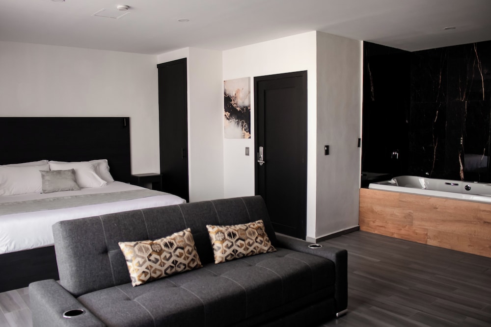 Superior Studio Suite, Jetted Tub, City View