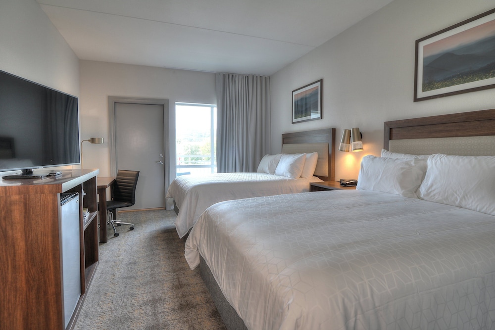 Suite, 1 Bedroom, Balcony (Parkway View) - Photo 2