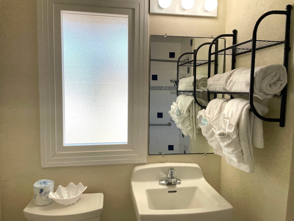 Accessible Room with King Bed photo 3