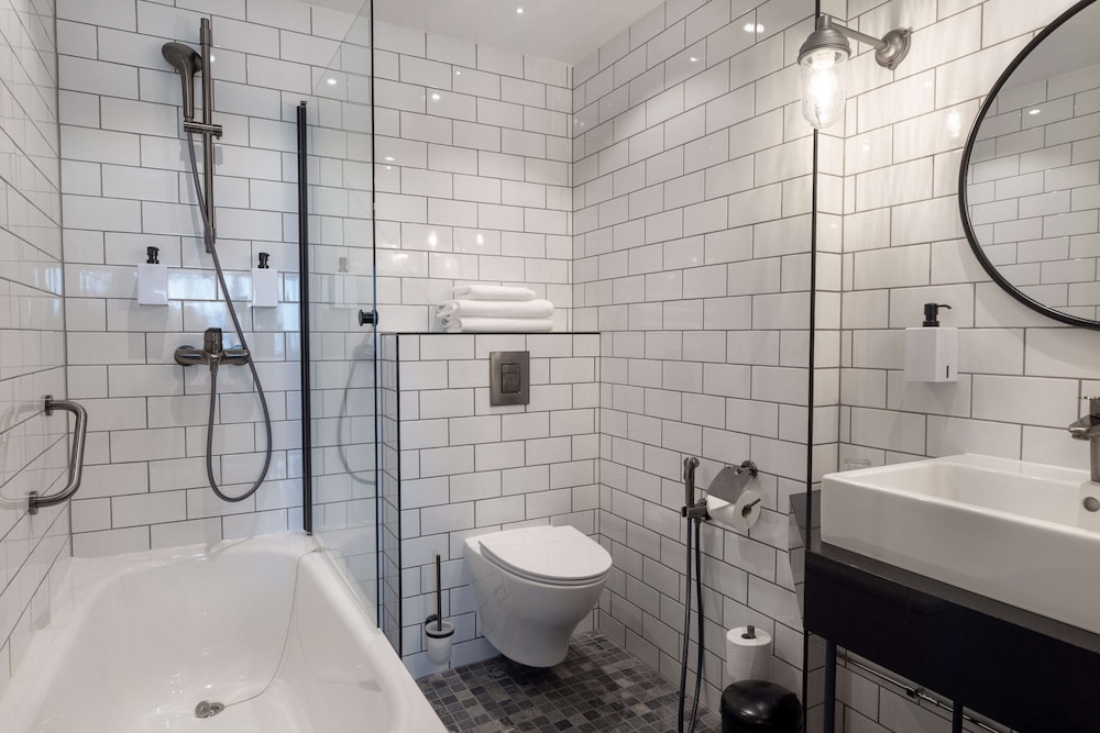 Standard Room, 1 King Bed (with Bath) photo 3