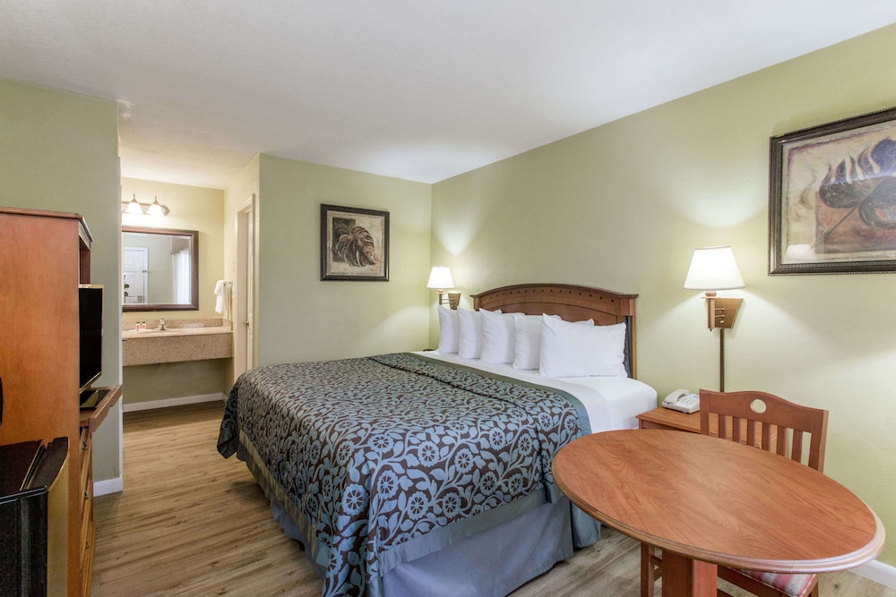 Standard Room, 1 King Bed, Non Smoking photo 2