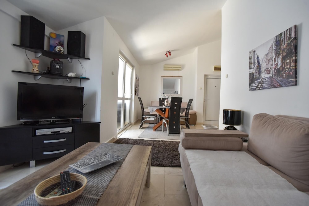 Apartment, Smoking