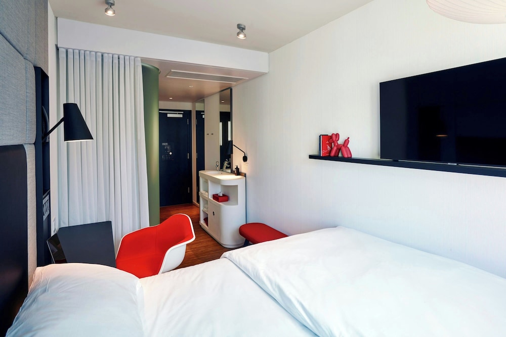 Premium Room, 1 King Bed (View) - Photo 8