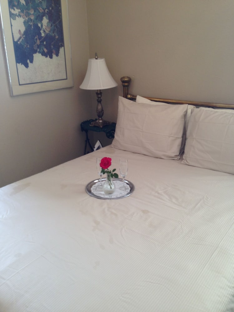 Deluxe Room, 1 King Bed photo 2