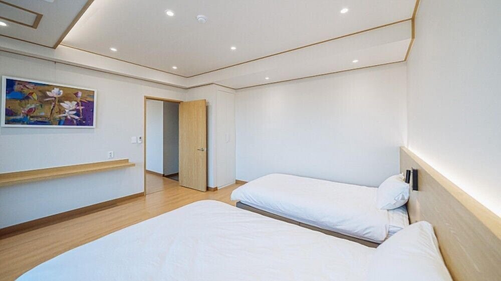 Room (203) photo 3