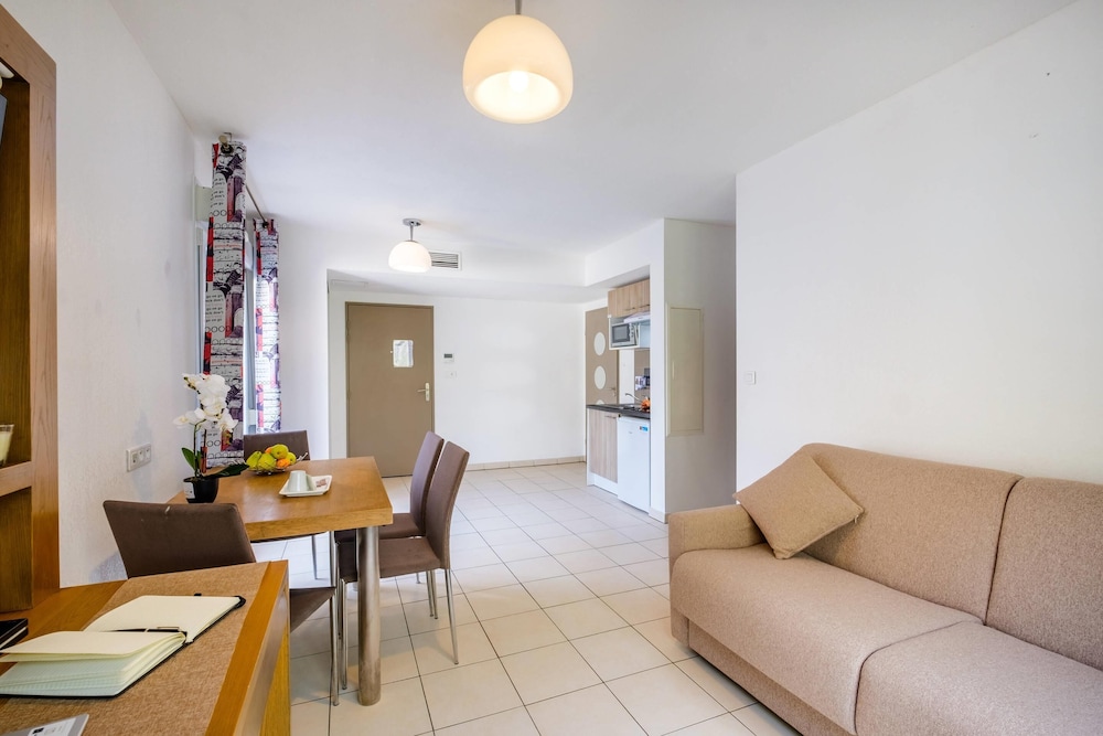Standard Room, 1 Queen Bed with Sofa bed, Non Smoking, Balcony photo 1