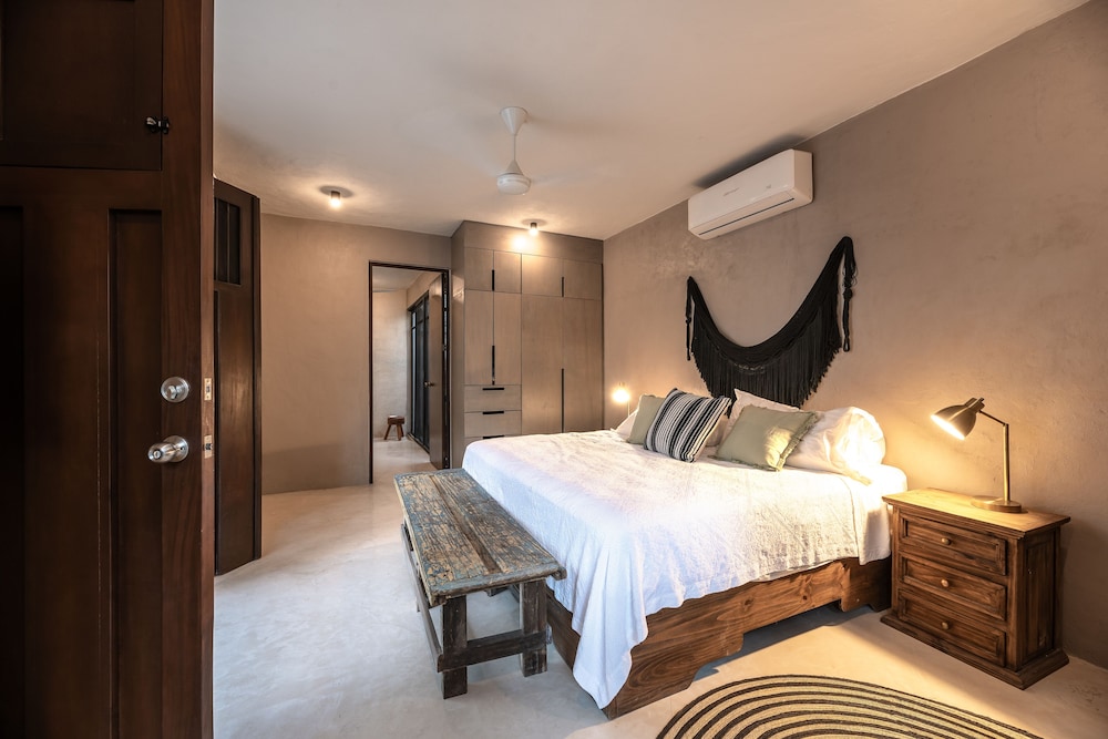 Elite Room, 1 King Bed, Pool View photo 1