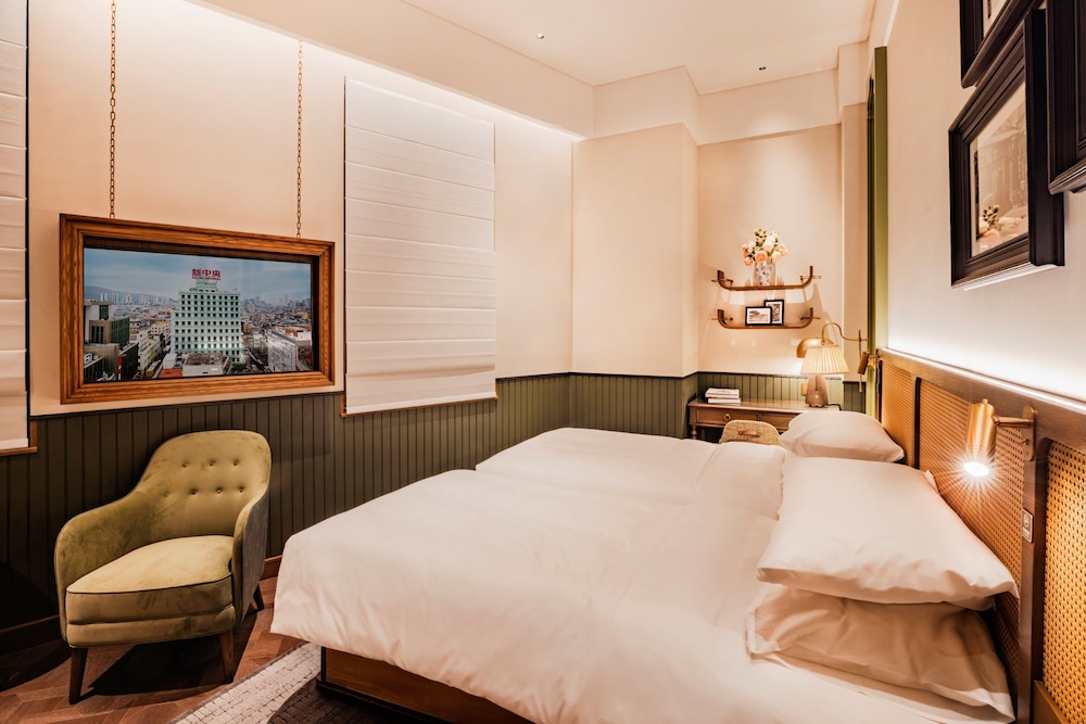 Superior Room, 2 Twin Beds, City View
