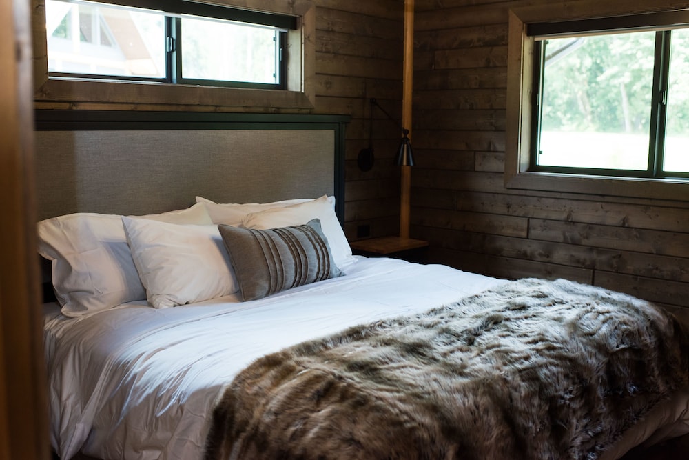 Luxury Nature Series Cabin, 1 King Bed, Gas Fireplace, River View (Heron - Not Pet Friendly)