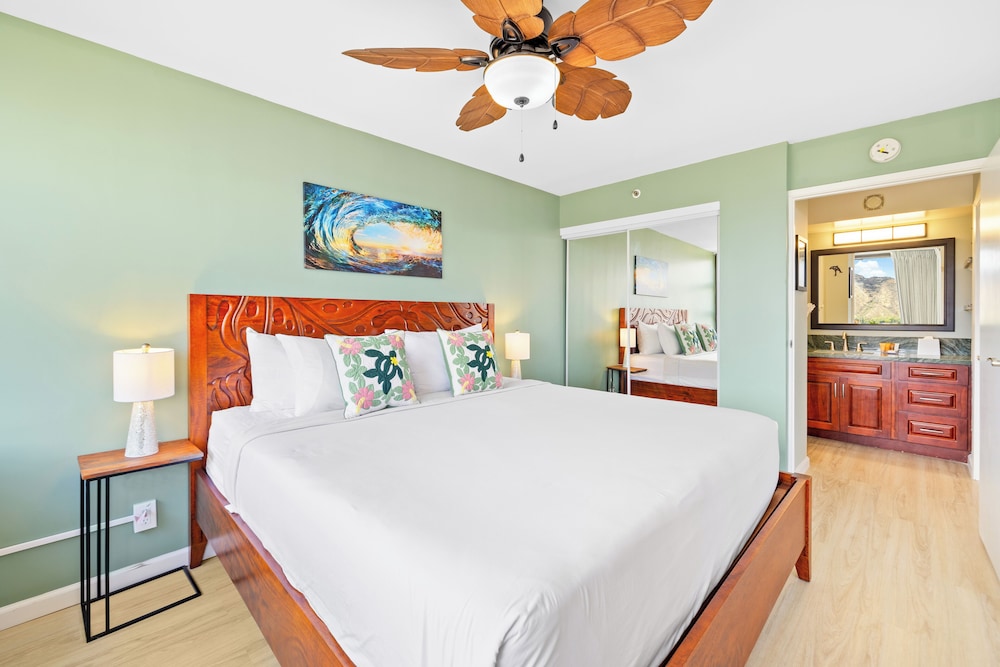 Diamond Head and Ocean views with King Bed and Parking: Condo, 1 Bedroom, Air conditioning, Ocean View (0146) photo