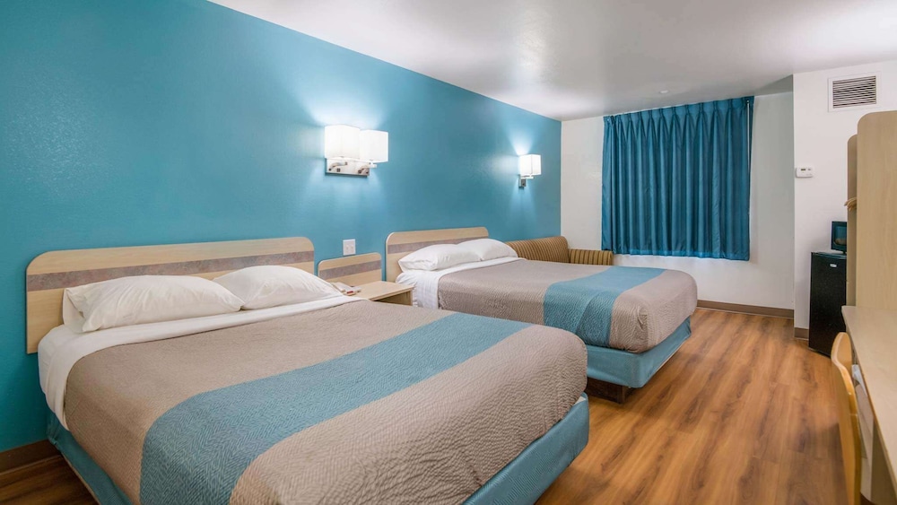 Standard Room, 2 Double Beds, Non Smoking - Photo 3