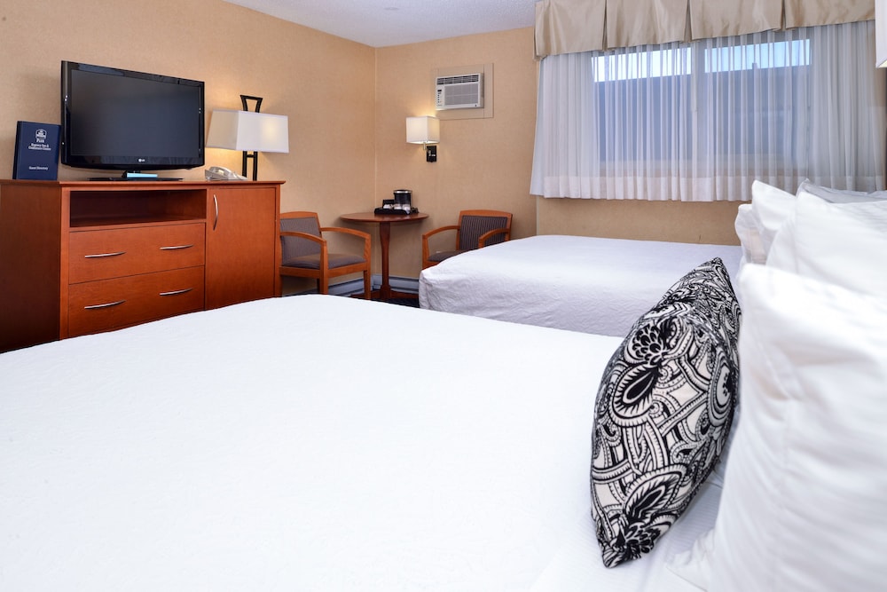 Family Suite, Multiple Beds, Non Smoking, Refrigerator & Microwave (4 queen beds) - Photo 3