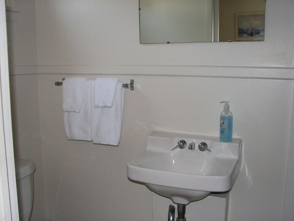 Deluxe Room, 1 King Bed photo 3