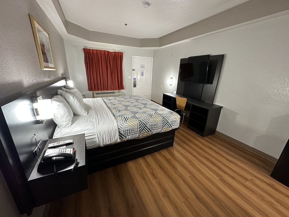 Deluxe Room, 1 King Bed, Smoking, Refrigerator & Microwave