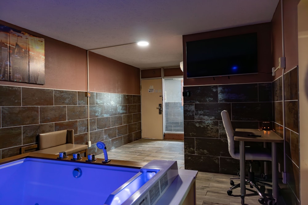 Executive Hot Tub Suite photo 2