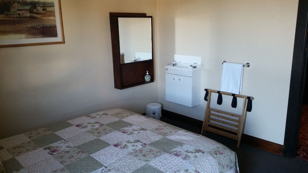 Queen Room with Shared Bathroom Facilities photo 3