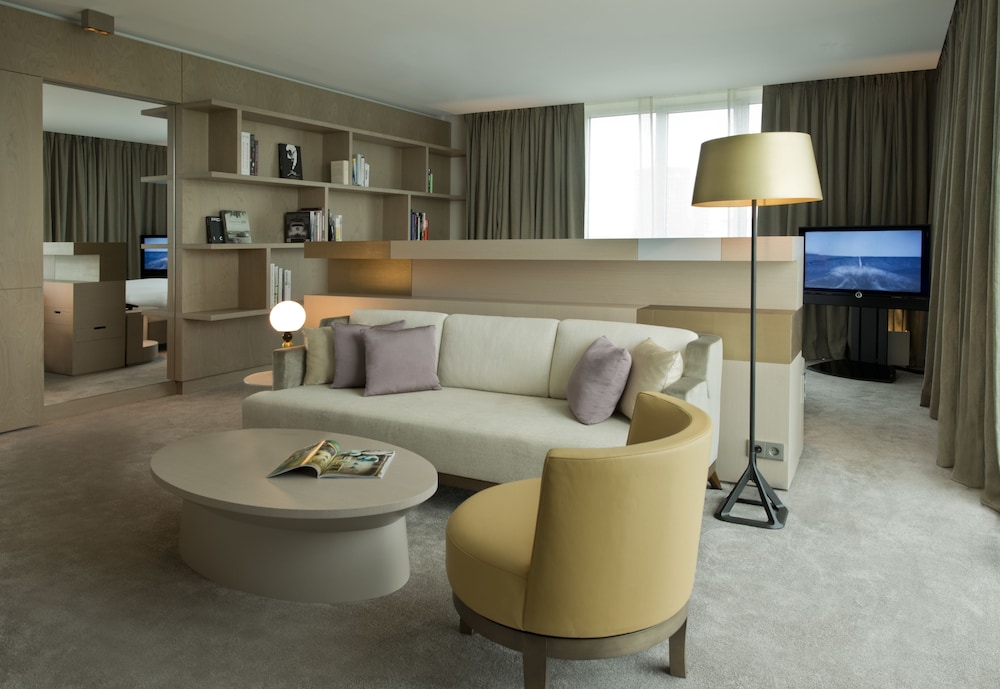 Executive Suite, 1 King Bed - Photo 7