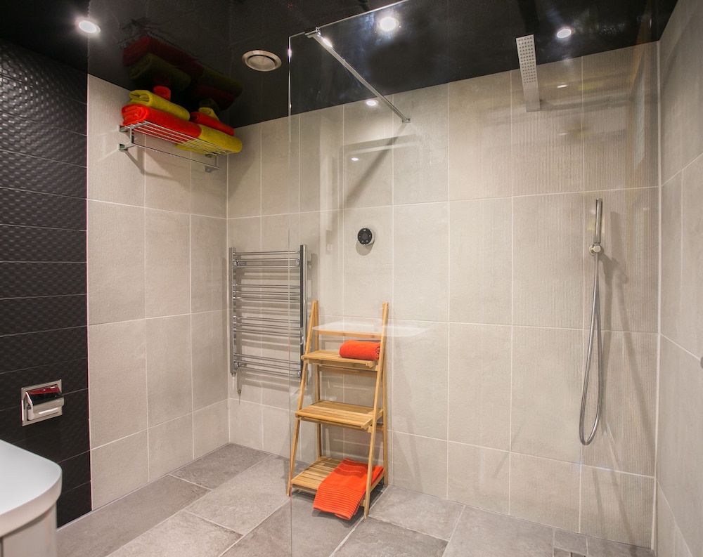 Deluxe Studio (Amazon - Bed On Mezzanine)