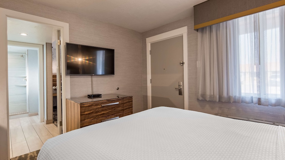 Standard Room, 1 Queen Bed, 1 Double Bed, Non Smoking, Refrigerator & Microwave - Photo 2
