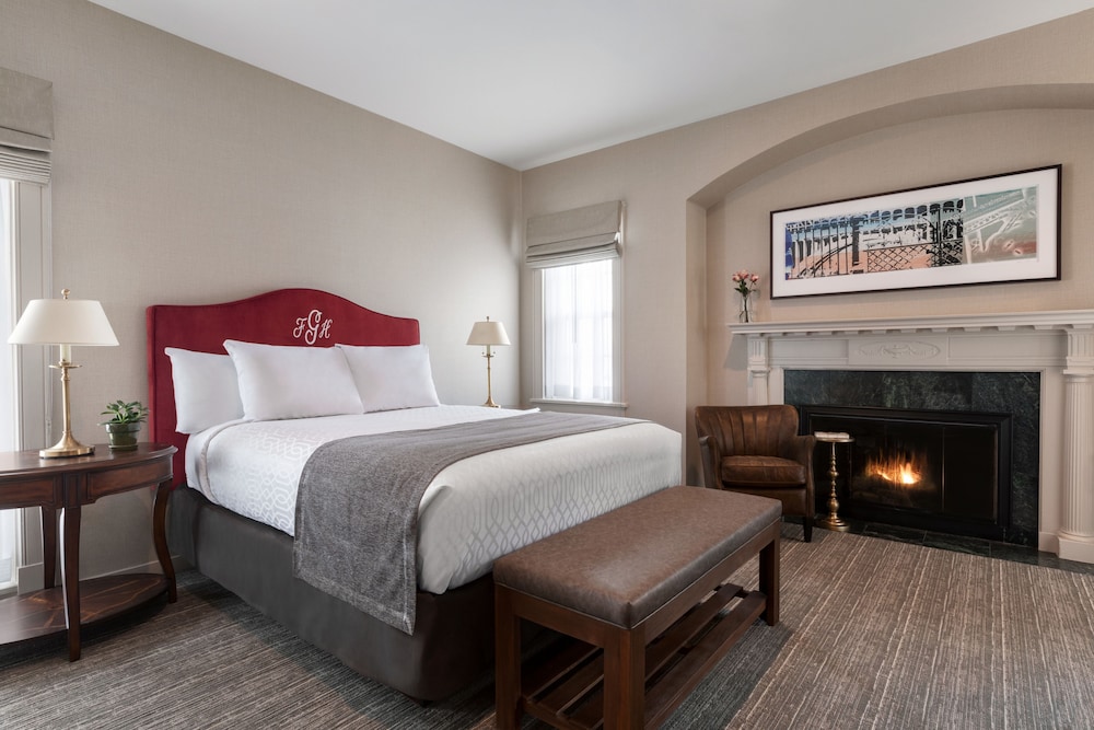 Suite - Photo 1