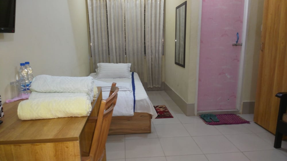 Family Triple Room, Multiple Beds, Smoking, City View photo 3