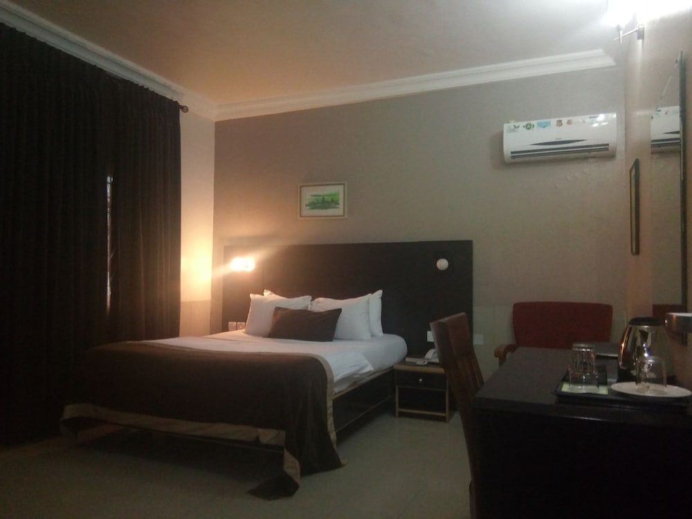Classic Double Room, 1 Queen Bed, Non Smoking, Pool View photo 3