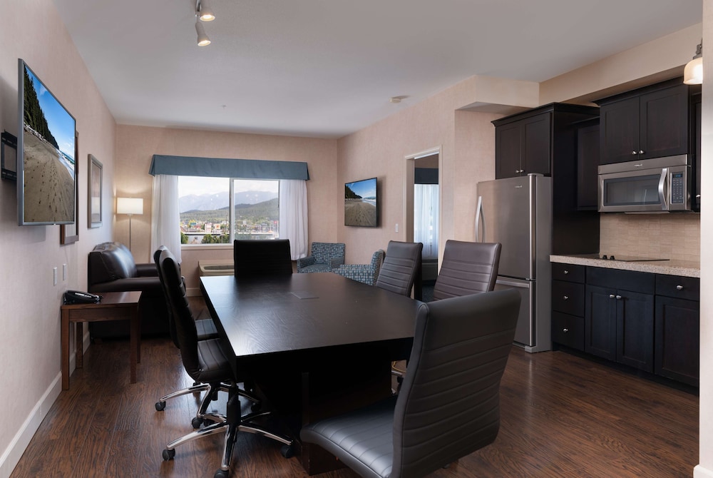Business Suite, 1 King Bed, Non Smoking, Kitchenette