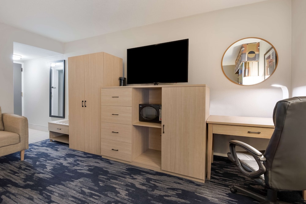 Standard Room, 1 King Bed, Non Smoking, Refrigerator & Microwave - Photo 2
