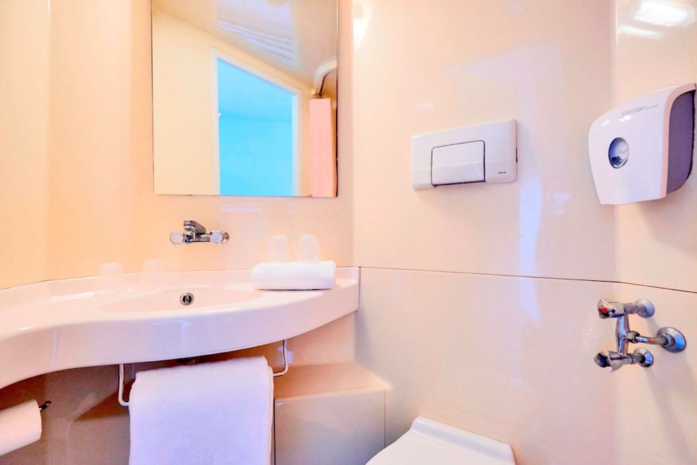 Standard Room, 3 Twin Beds - Photo 11
