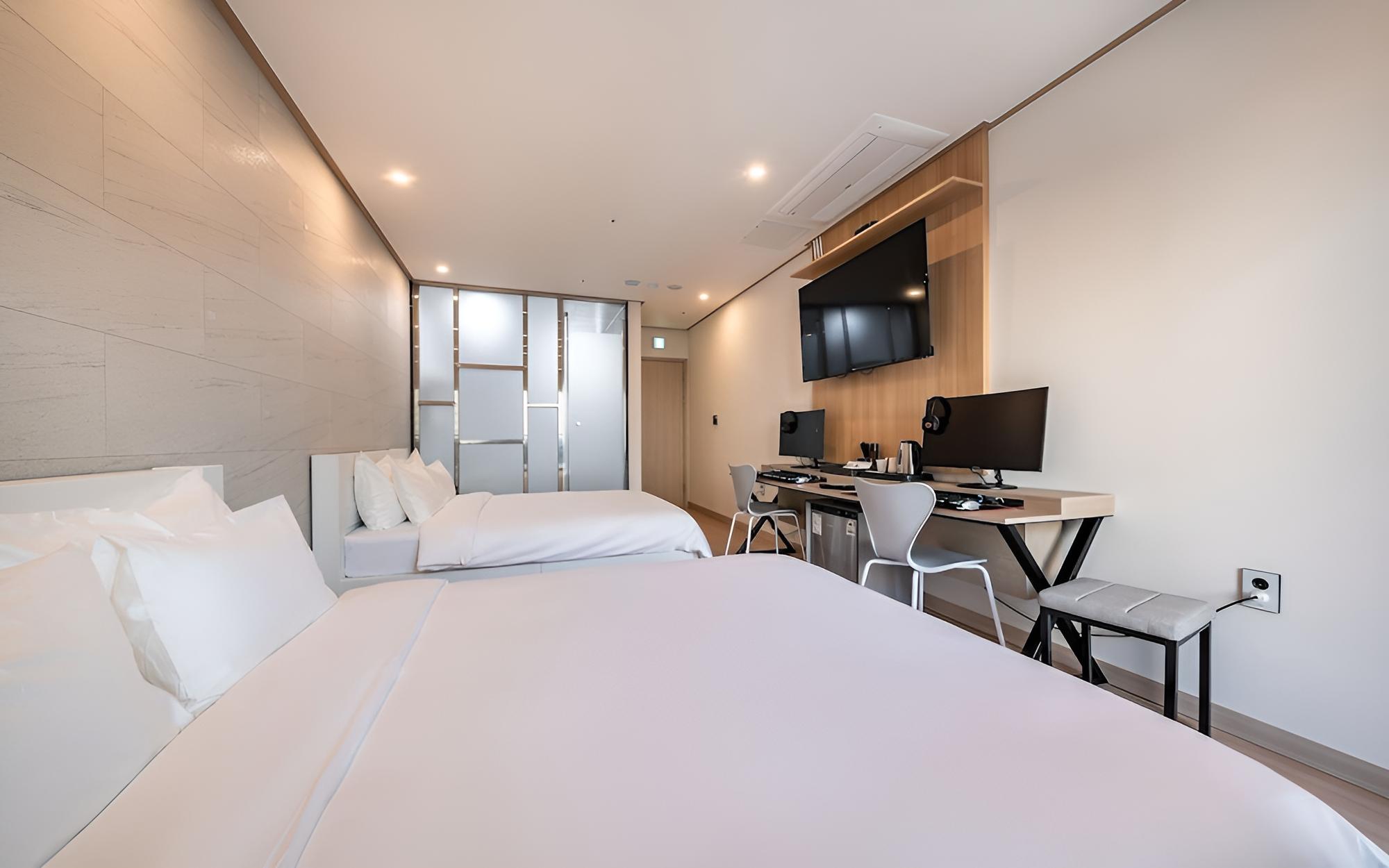 Room (Sweet Twin)