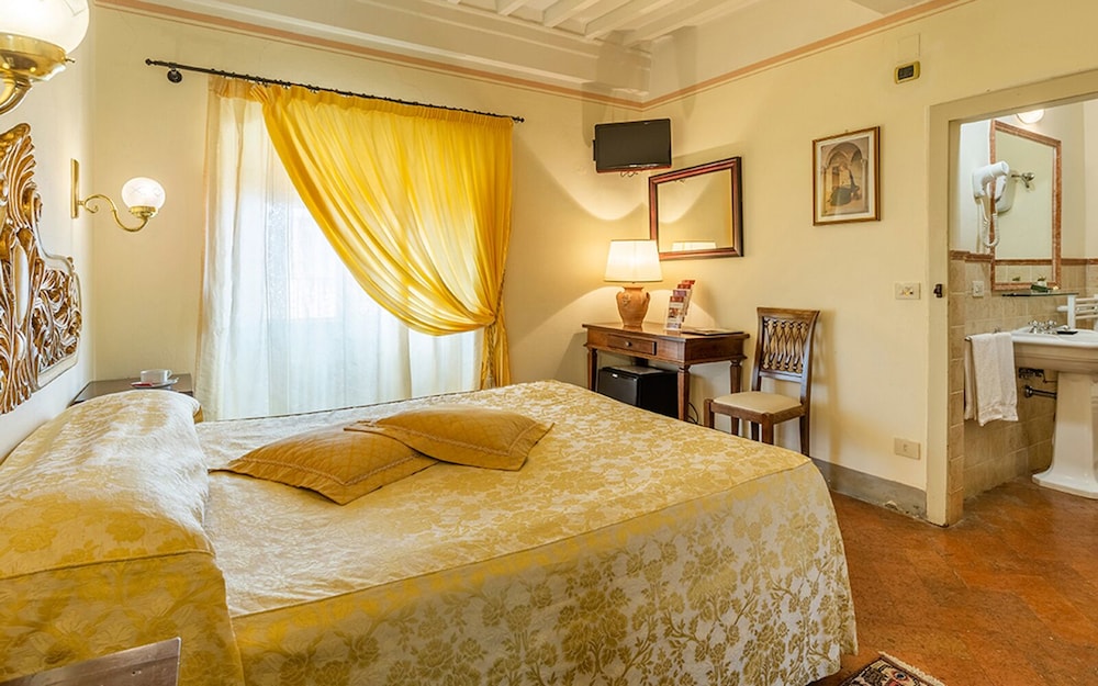 Standard Double or Twin Room - Photo 12