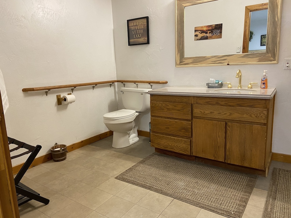 Basic Room, 1 King Bed, Accessible photo 2