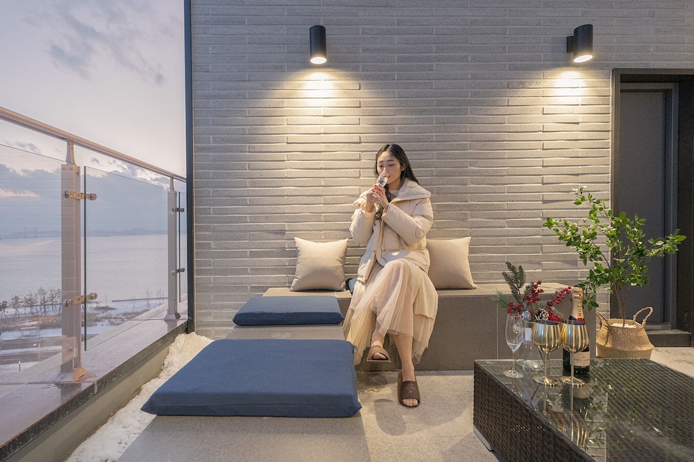 Lounge Suite photo 3