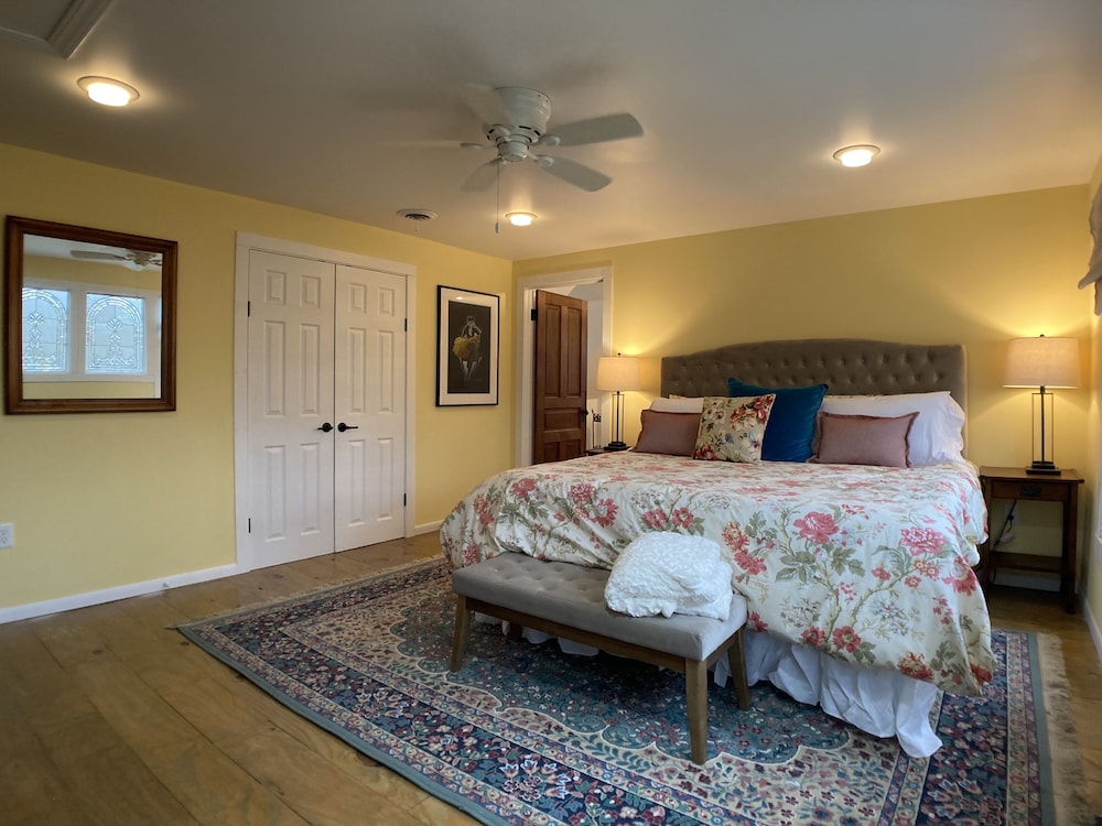 Champagne Suite, 3rd floor, Sleeps 4 photo 3