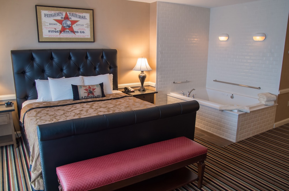 Superior Suite, 1 King Bed with Sofa bed, Jetted Tub, Lake View photo 2