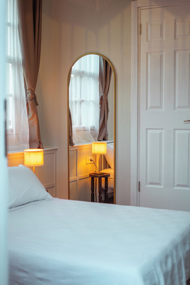 Deluxe Room, 1 Double Bed, Smoking, City View