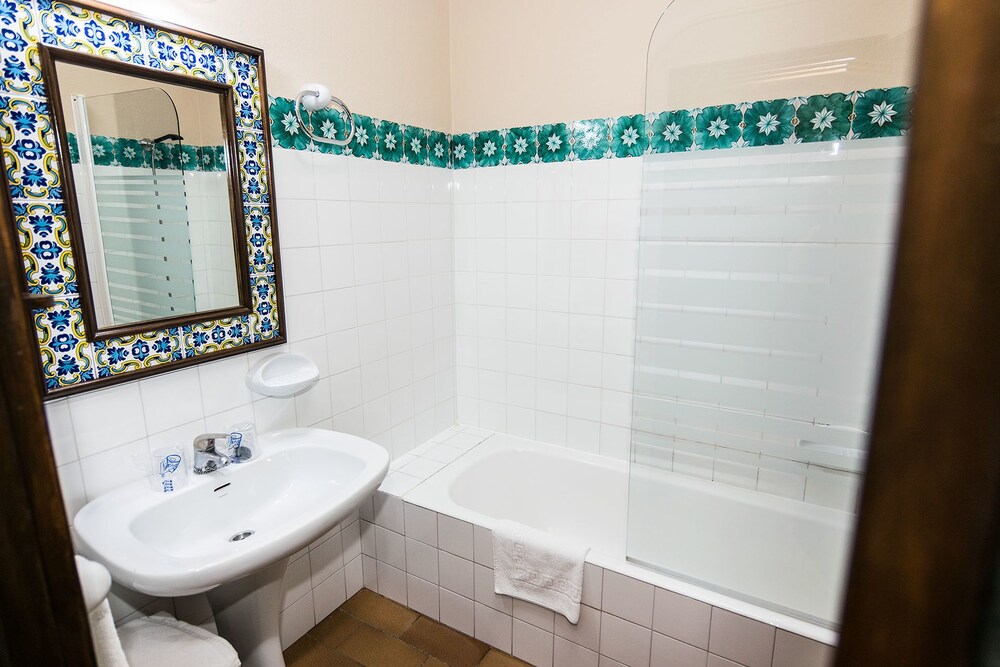 Standard Double Room Single Use, Ground Floor photo 3