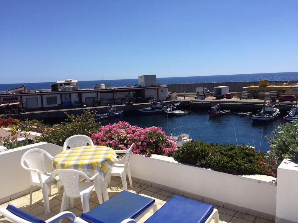 Apartamento de Dos Habitaciones en la Planta Superior con Terraza en la Azotea y Vista al Puerto